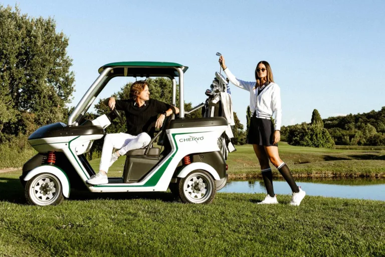 Buggy de golf Alba en el green con dos jugadores